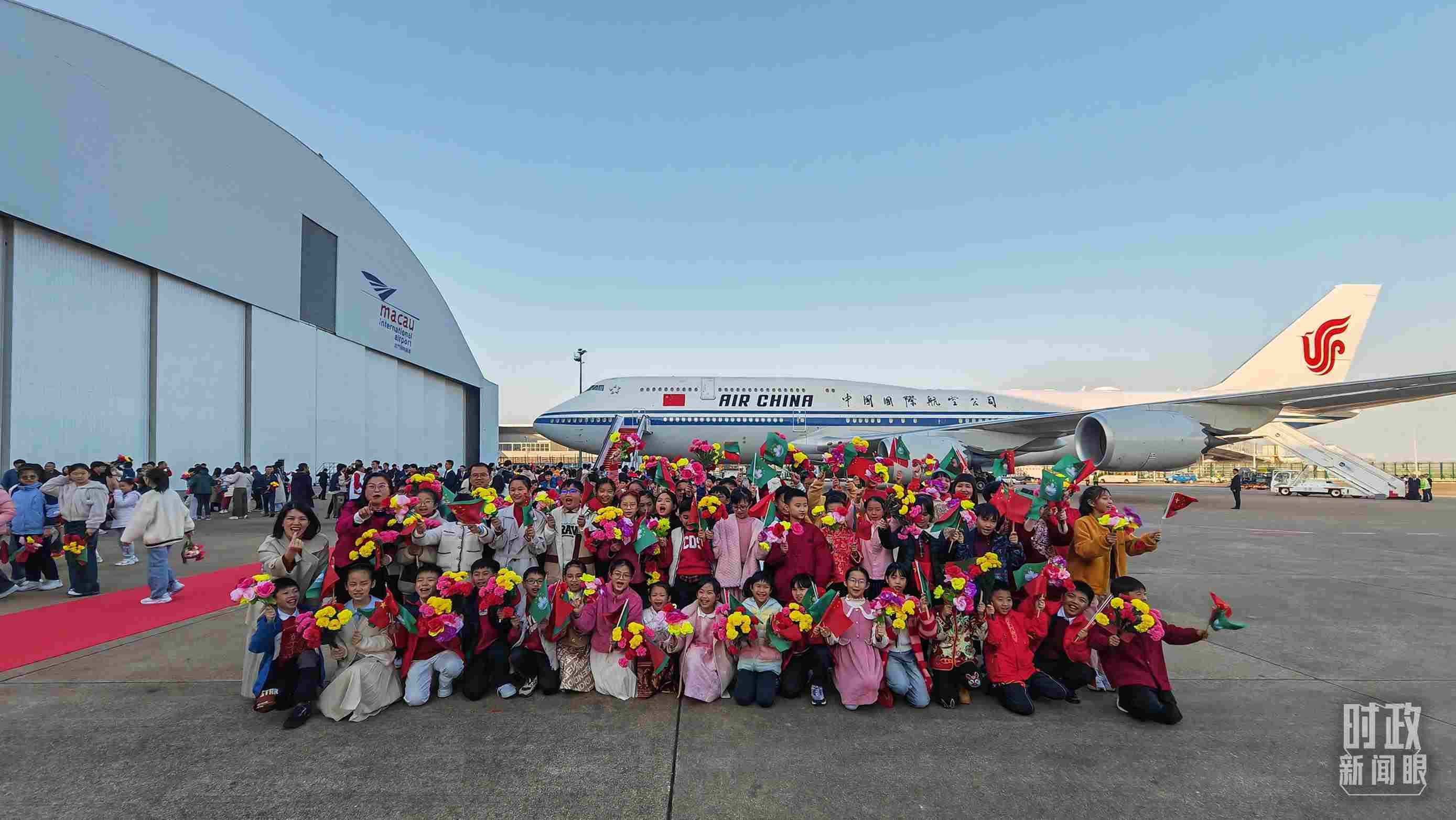 △歡迎儀式后，歡迎人群合影留念。（總臺央視記者劉琦拍攝）