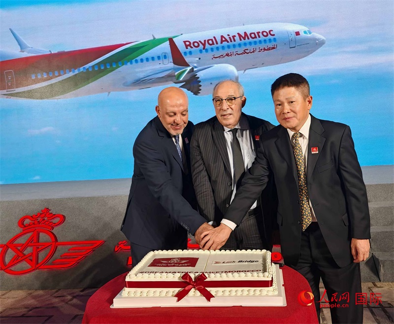 中摩雙方嘉賓共同切蛋糕，慶祝兩國(guó)直飛復(fù)航。人民網(wǎng)記者 李琰攝