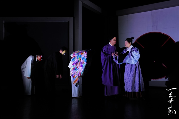 《一文奇冤》劇照。中國(guó)國(guó)家話劇院供圖