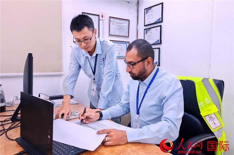 中外員工共同跟進項目進展。人民網(wǎng)記者 管克江攝