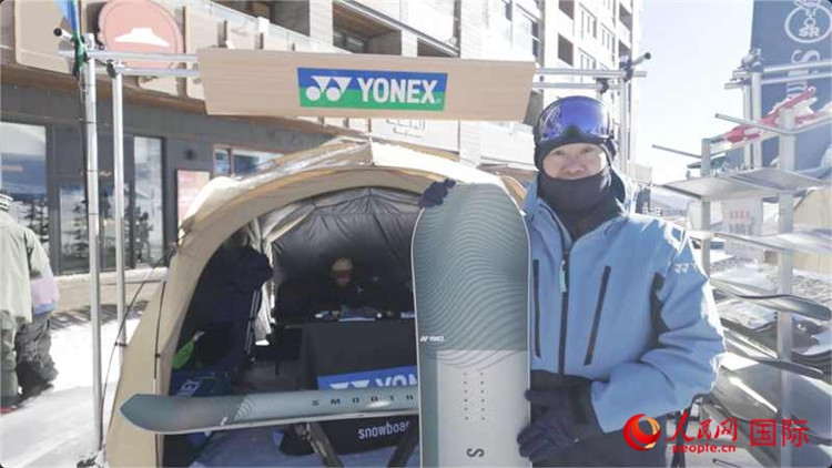 大塚幸博向記者展示滑雪板。人民網(wǎng)記者 袁蒙攝