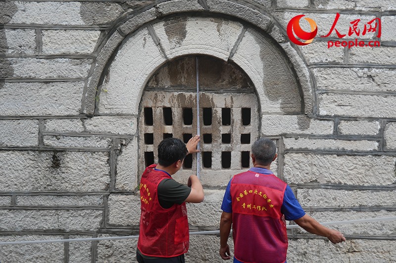 9月14日，山東青州，文物普查隊(duì)員正在實(shí)地調(diào)查。人民網(wǎng)記者 韋衍行攝