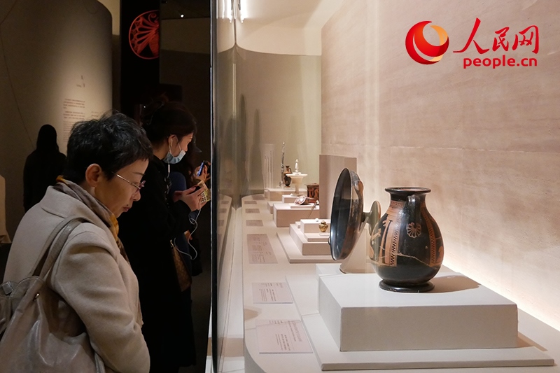 11月13日，觀眾正在國(guó)博參觀“美的多元——古希臘的藝術(shù)與生活”展。人民網(wǎng)記者 韋衍行攝