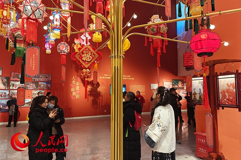 12月21日，觀眾正在參觀“過(guò)年——春節(jié)主題展”。人民網(wǎng)記者 韋衍行攝