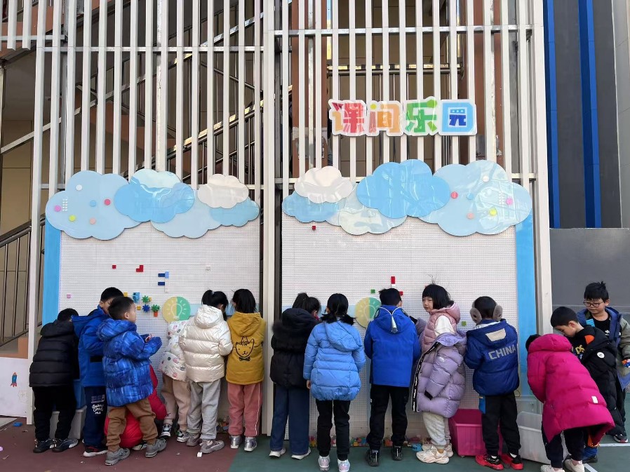 學(xué)生們?cè)谡n間樂(lè)園玩拼圖。人民網(wǎng) 白炅攝