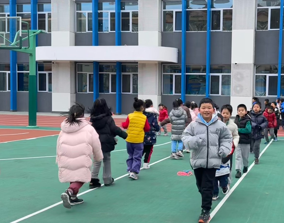 一年級(jí)的同學(xué)課間跑步 。學(xué)校供圖