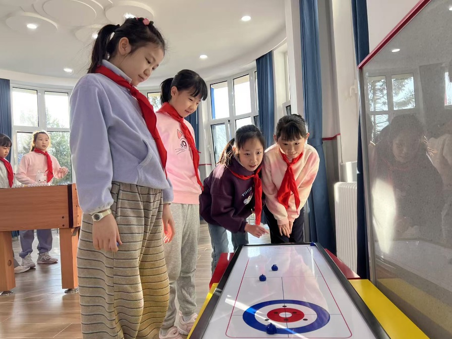 學(xué)生們?cè)谏傧汝?duì)大廳進(jìn)行課間活動(dòng)。人民網(wǎng) 白炅攝