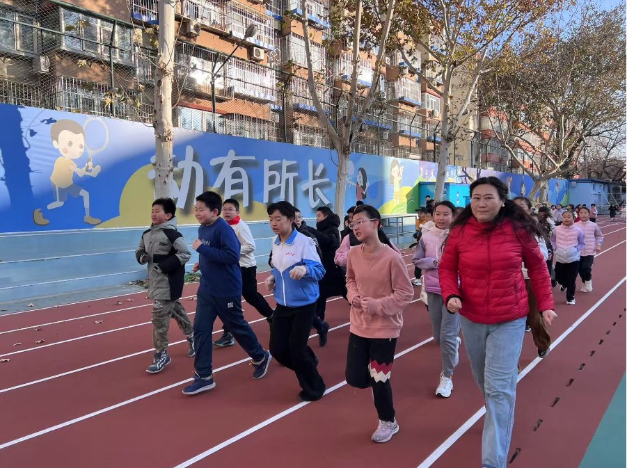 學(xué)生們?cè)诎嘀魅闻阃屡懿?。人民網(wǎng) 白炅攝