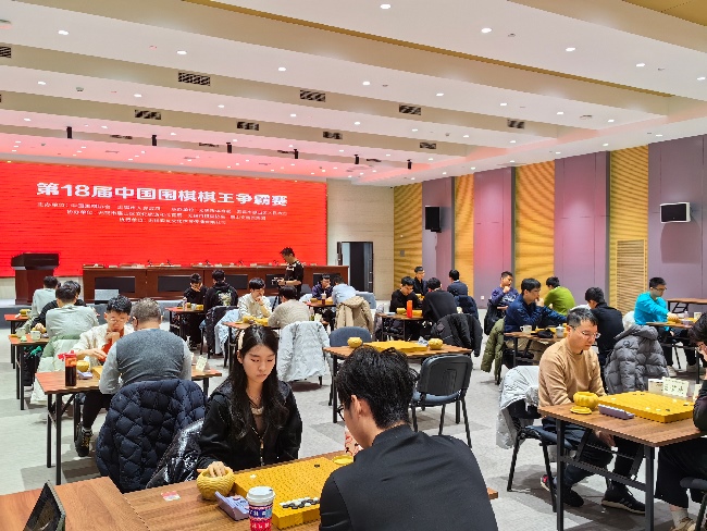 棋手在比賽中。人民網(wǎng)記者 李乃妍攝