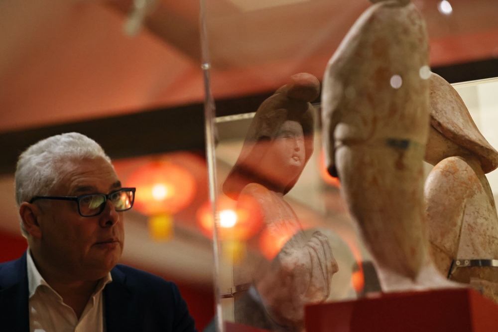 2024年11月18日，在位于法國巴黎的吉美國立亞洲藝術(shù)博物館，一名觀眾參觀“中國·唐——一個(gè)多元開放的朝代（7至10世紀(jì)）”展覽。新華社記者 高靜 攝