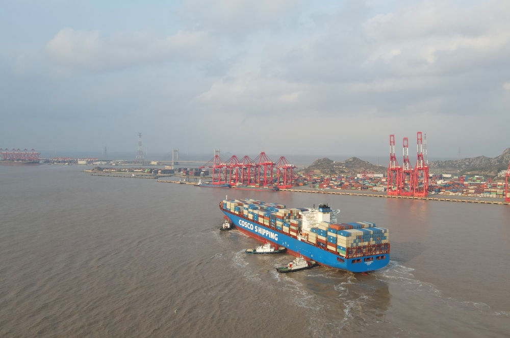 “新上?！陛喌诌_(dá)洋山港，這是自秘魯錢凱港開港后首個(gè)“錢凱—上海”正式航次（2024年12月18日攝，無人機(jī)照片）。新華社記者 方喆 攝