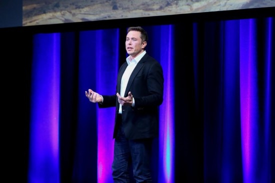  2017年9月29日，在澳大利亞阿德萊德，美國企業(yè)家埃隆·馬斯克在第68屆國際宇航大會(huì)閉幕式前做主旨演講。新華社發(fā)（閆寒?dāng)z）