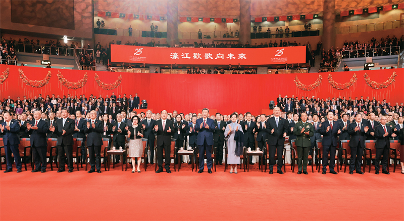 2024年12月19日晚，慶祝澳門回歸祖國25周年文藝晚會在澳門東亞運(yùn)動會體育館舉行。中共中央總書記、國家主席、中央軍委主席習(xí)近平觀看演出。晚會最后，習(xí)近平同全場觀眾一起高唱《歌唱祖國》。 新華社記者 丁林/攝