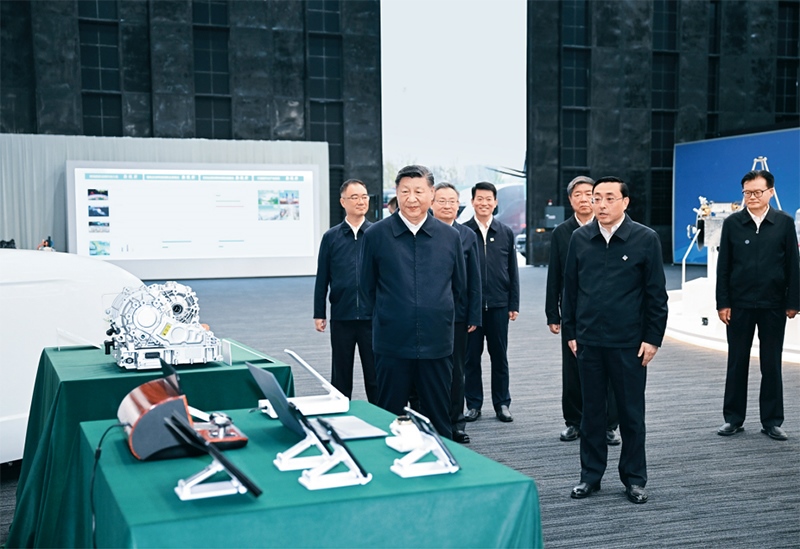 2024年10月17日至18日，中共中央總書記、國家主席、中央軍委主席習(xí)近平在安徽考察。這是17日下午，習(xí)近平在合肥濱湖科學(xué)城察看安徽省重大科技創(chuàng)新成果集中展示。 新華社記者 謝環(huán)馳/攝