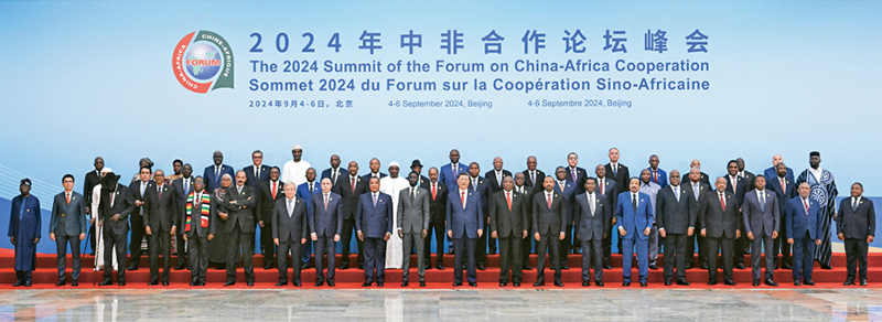 2024年9月5日上午，國家主席習(xí)近平在北京人民大會堂出席中非合作論壇北京峰會開幕式并發(fā)表主旨講話。這是開幕式前，習(xí)近平同出席峰會的外方領(lǐng)導(dǎo)人集體合影。 新華社記者 饒愛民/攝