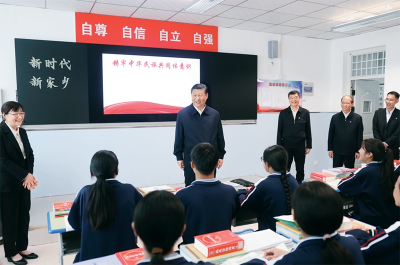 2024年6月18日至19日，中共中央總書記、國家主席、中央軍委主席習(xí)近平在青?？疾臁＿@是18日下午，習(xí)近平在果洛西寧民族中學(xué)高一（1）班觀摩“新時代、新家鄉(xiāng)”主題思政課。 新華社記者 鞠鵬/攝