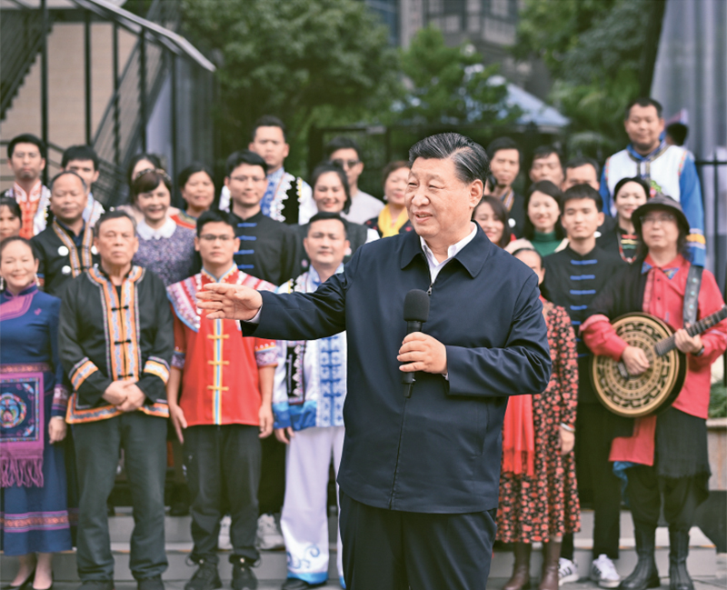 2023年12月14日至15日，中共中央總書記、國家主席、中央軍委主席習(xí)近平在廣西考察。這是14日上午，習(xí)近平在南寧市良慶區(qū)蟠龍社區(qū)考察時，同社區(qū)各族群眾親切交流。 新華社記者 燕雁/攝