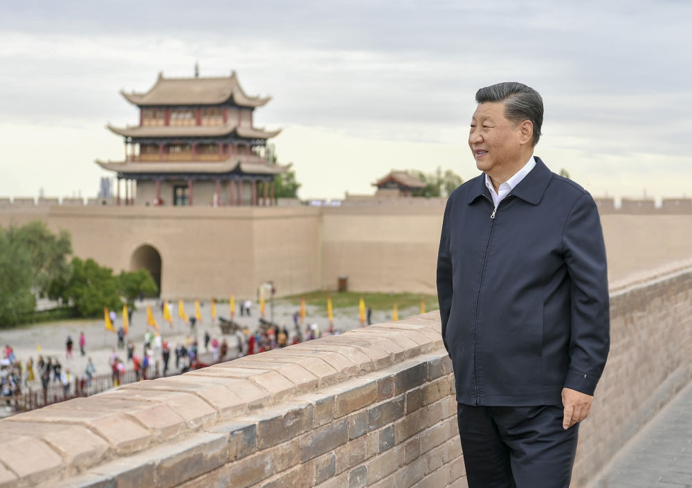 2019年8月20日上午，習(xí)近平總書(shū)記來(lái)到嘉峪關(guān)關(guān)城，登上城樓察看關(guān)城整體面貌，聽(tīng)取河西走廊長(zhǎng)城、關(guān)隘歷史文化情況介紹。新華社記者 謝環(huán)馳 攝