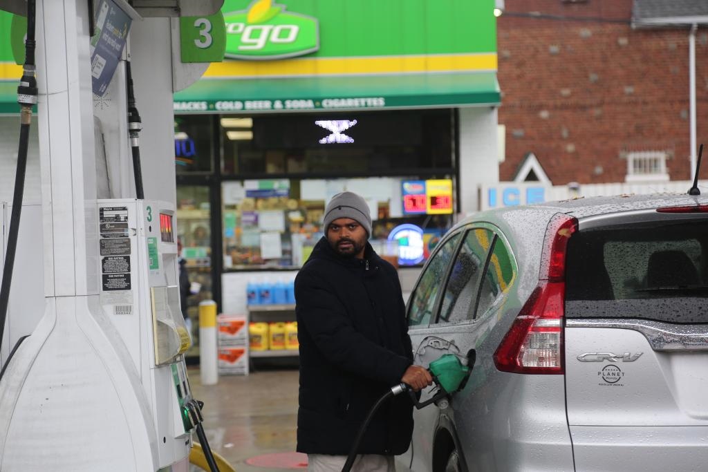 2024年12月11日，一名男子在美國紐約一處加油站加油。新華社記者劉亞南 攝