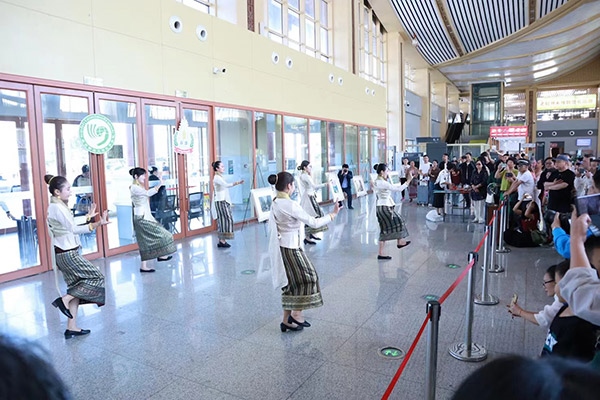 演員在中老鐵路瑯勃拉邦車站表演節(jié)目。蓬屏攝