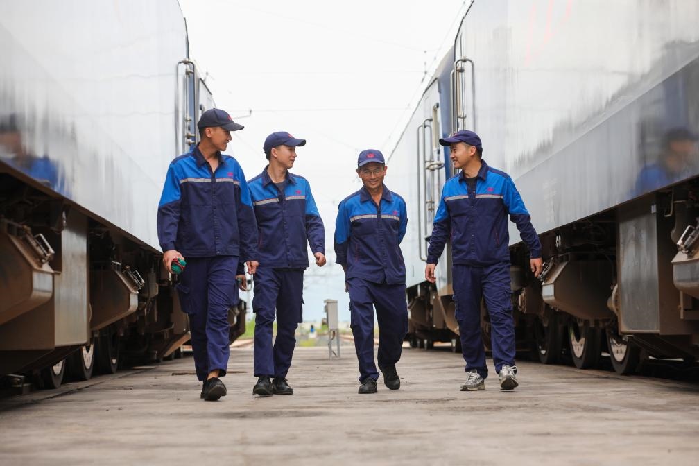 2024年9月9日，來(lái)自中國(guó)、老撾的師徒4人在中老鐵路萬(wàn)象運(yùn)營(yíng)管理中心的機(jī)車檢修庫(kù)內(nèi)。新華社發(fā)（楊永全攝）