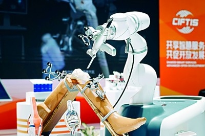 2024年中國(guó)國(guó)際服務(wù)貿(mào)易交易會(huì)上展出的人工智能骨科手術(shù)機(jī)器人。新華社發(fā)