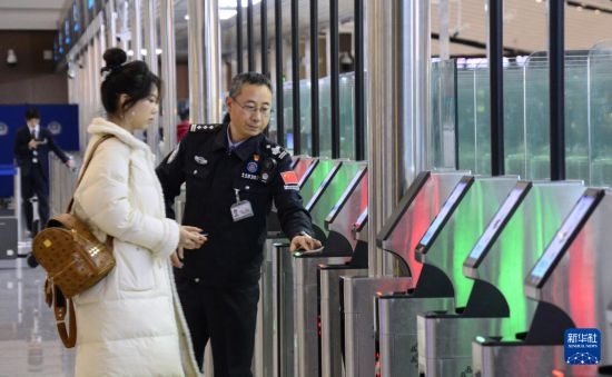 1月2日，大興機(jī)場(chǎng)邊檢站警察指導(dǎo)旅客使用自助出境設(shè)備。新華社記者 李欣 攝