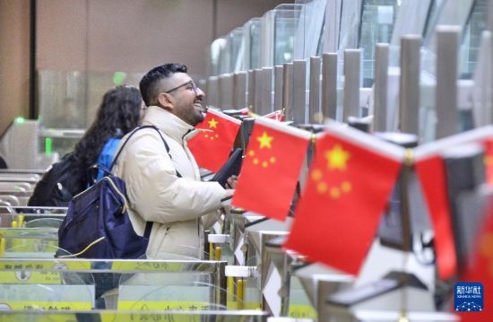1月2日，國(guó)外旅客通過(guò)大興機(jī)場(chǎng)邊檢站入境。新華社記者 李欣 攝