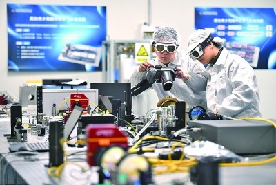 科研人員在中國科學(xué)院西安光學(xué)精密機(jī)械研究所阿秒科學(xué)與技術(shù)研究中心做實(shí)驗(yàn)。新華社發(fā)