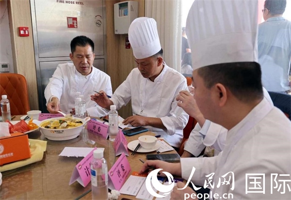 評(píng)委正在品嘗菜品并打分。人民網(wǎng)記者 管克江攝