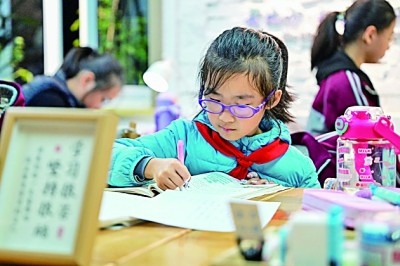 在河南洛陽(yáng)市澗西區(qū)長(zhǎng)安路街道長(zhǎng)安路二社區(qū)共享自習(xí)室內(nèi)，孩子們?cè)趯W(xué)習(xí)。李衛(wèi)超攝/光明圖片