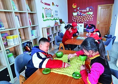 浙江岱山縣秀山鄉(xiāng)秀南村“民生小鋪”里，放學(xué)后的小學(xué)生在下棋。新華社發(fā)