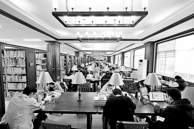 重慶大學(xué)圖書館，大學(xué)生們正在讀書學(xué)習(xí)。孫凱芳攝/光明圖片