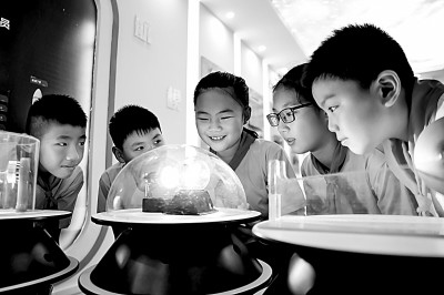 江西省南昌市青云客航天科創(chuàng)空間青少年科普館，孩子們?cè)谟^察光壓傳動(dòng)試驗(yàn)。鮑贛生攝/光明圖片