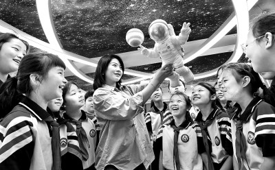 河北省邯鄲市邯山區(qū)實(shí)驗(yàn)小學(xué)老師向?qū)W生們介紹航空航天知識(shí)。郝群英攝/光明圖片