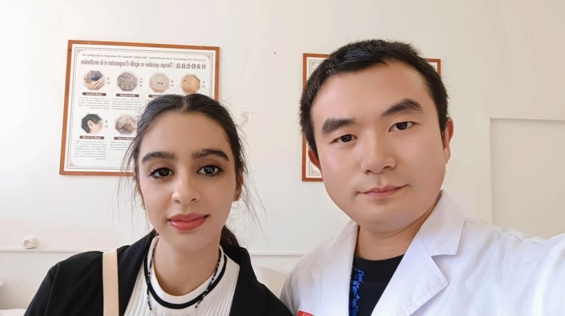 康復(fù)后的阿斯瑪與中國(guó)醫(yī)生梁敏。中國(guó)援阿爾及利亞醫(yī)療隊(duì)供圖