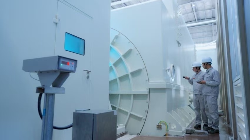 工作人員檢查300兆瓦壓氣儲能示范工程發(fā)電機。受訪者供圖