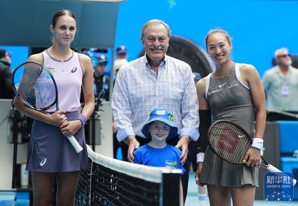 ↑鄭欽文（右）、托多尼（左）在比賽前與澳大利亞網(wǎng)球名將約翰·紐康姆合影。新華社記者 馬平 攝