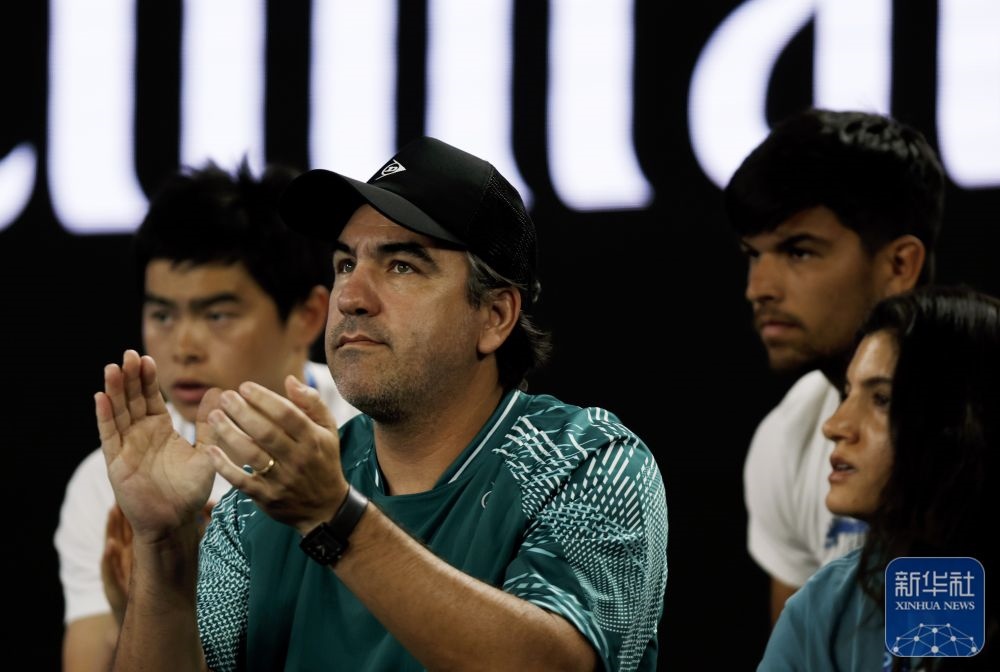 ↑鄭欽文的教練丹特·博蒂尼（中）在場邊觀賽。新華社記者 馬平 攝