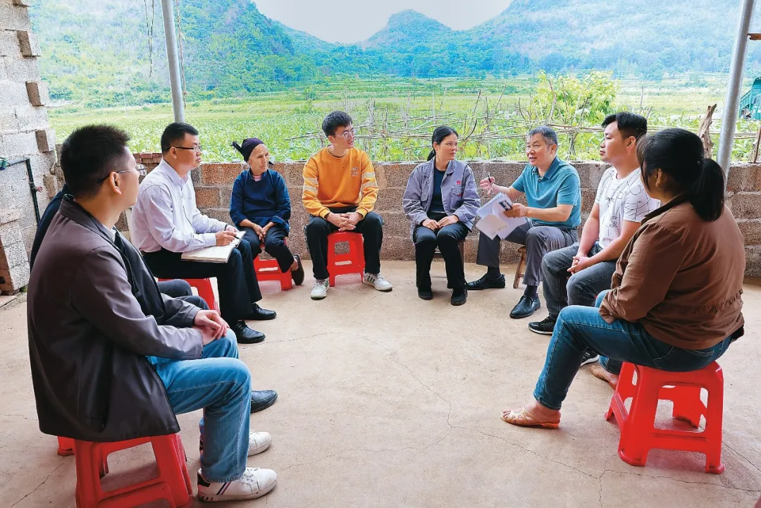 △法學(xué)會法律咨詢專家等入戶走訪、調(diào)解糾紛。