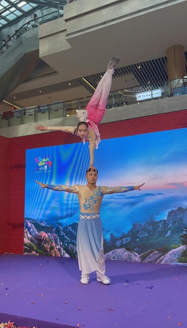 來自中國和新加坡的藝術(shù)團體聯(lián)袂表演了歌舞、器樂、武術(shù)、雜技等多種形式的文藝節(jié)目?；顒又鬓k方供圖