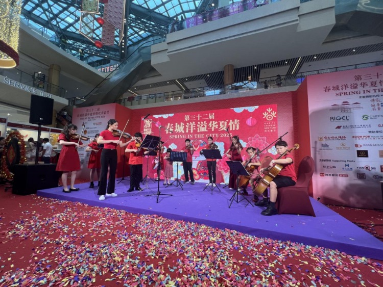 來自中國和新加坡的藝術(shù)團體聯(lián)袂表演了歌舞、器樂、武術(shù)、雜技等多種形式的文藝節(jié)目?；顒又鬓k方供圖