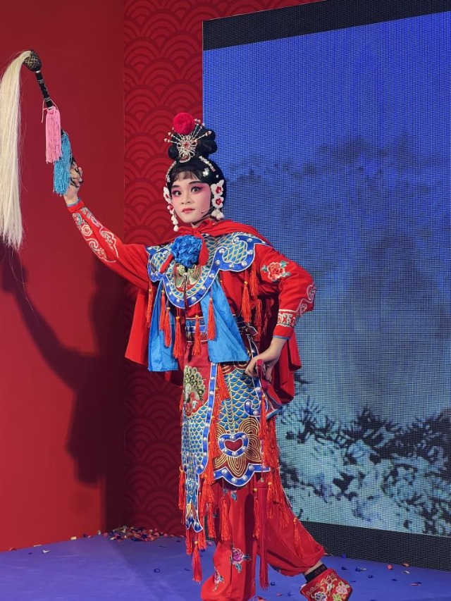 來自中國和新加坡的藝術(shù)團體聯(lián)袂表演了歌舞、器樂、武術(shù)、雜技等多種形式的文藝節(jié)目?；顒又鬓k方供圖