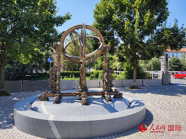 位于盧布爾雅那古城中心河畔的中斯友好紀(jì)念碑。人民網(wǎng)記者 謝亞宏攝