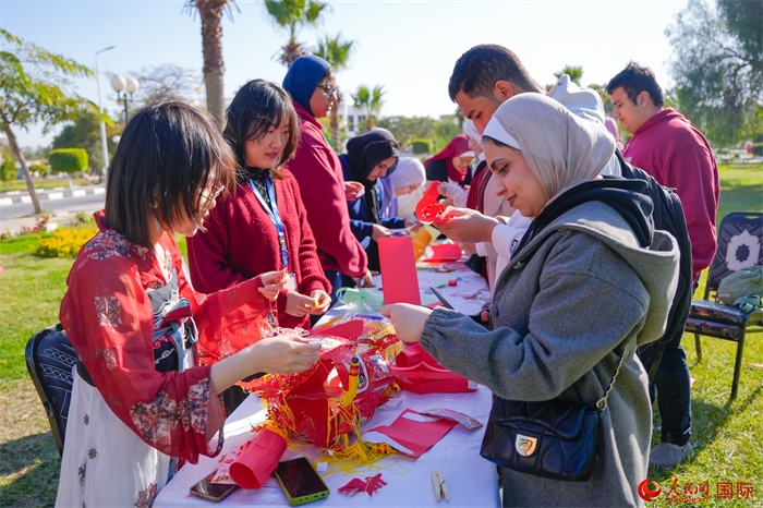 學(xué)生們踴躍參與中國文化體驗(yàn)活動。人民網(wǎng) 塔里克·易卜拉欣攝