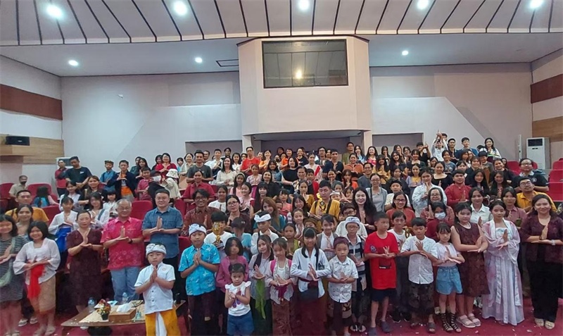 出席活動的師生與嘉賓合影。巴陵康孔子學院供圖