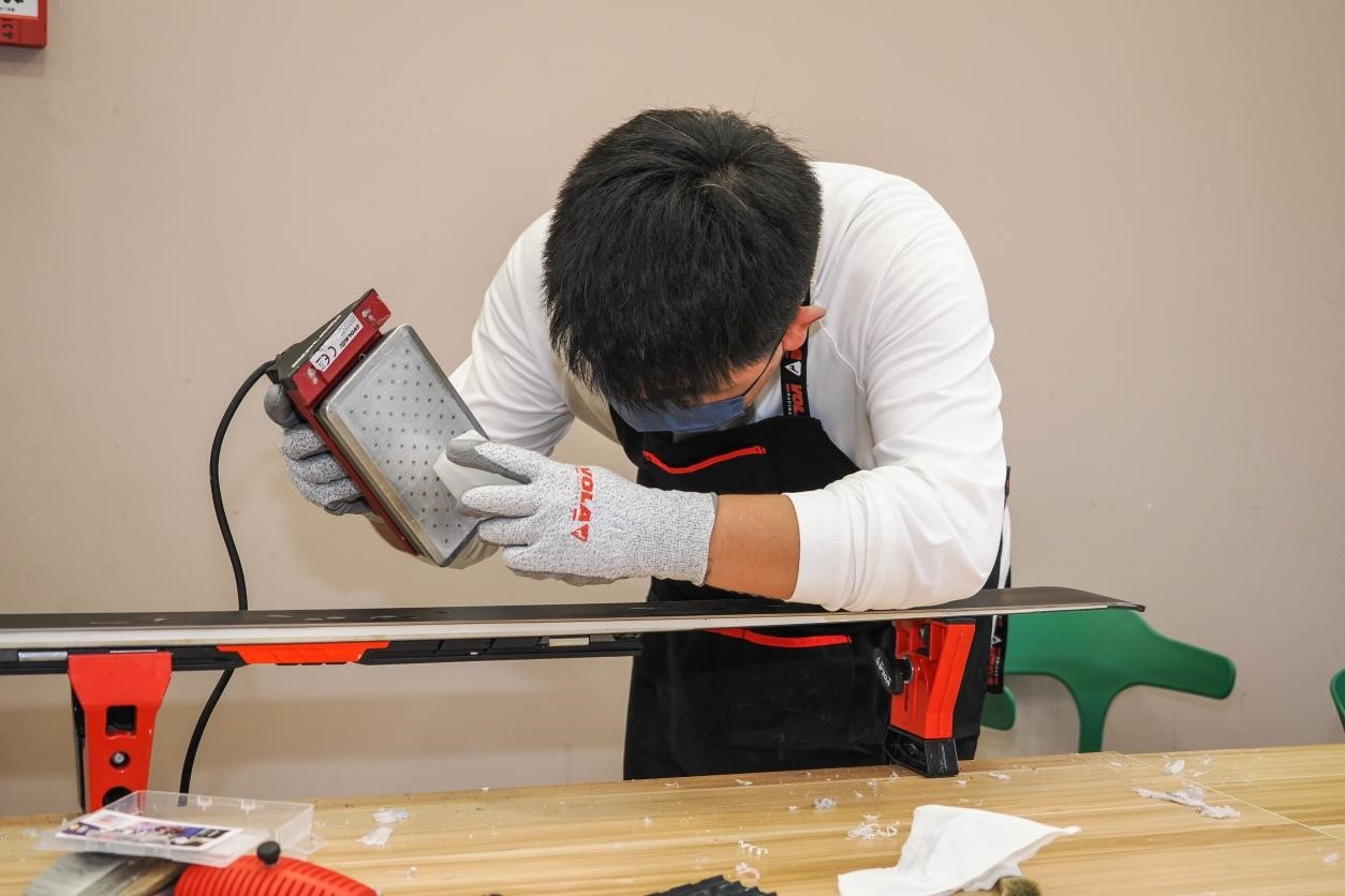 米嘉軒正在給雪板打蠟。受訪者供圖