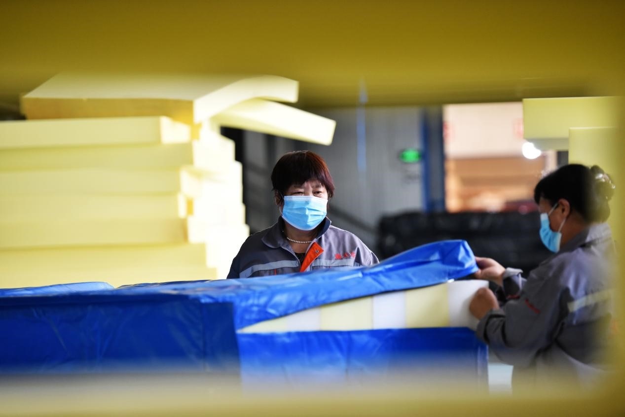 定州市某公司生產(chǎn)的短道速滑防護(hù)墊、速度滑冰防護(hù)墊、雪上防護(hù)墊等產(chǎn)品。白永民攝