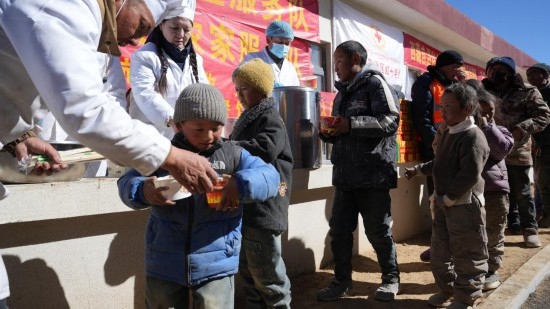 1月14日，廚師們正在給前來用餐的小朋友們打飯。新華社記者 邱星翔 攝