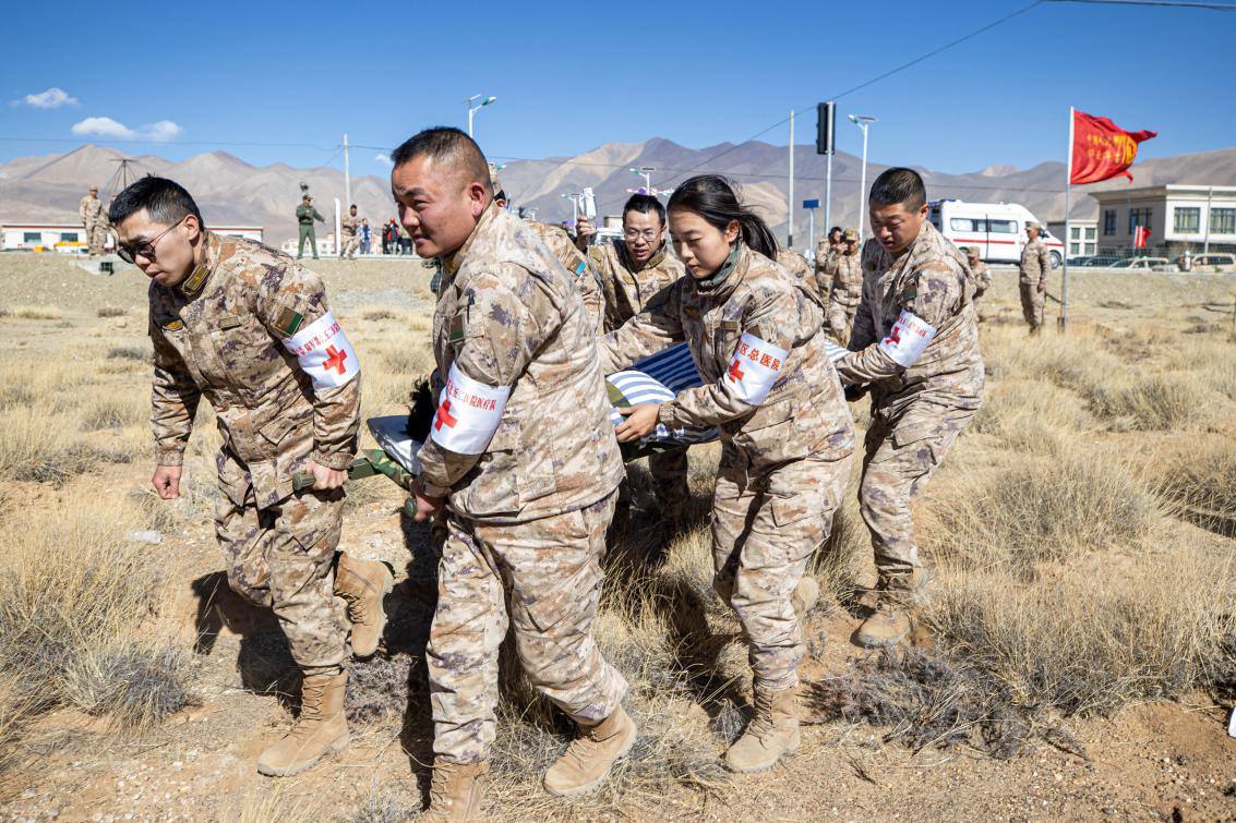 1月9日，日喀則定日縣長所鄉(xiāng)，西藏軍區(qū)總醫(yī)院醫(yī)療隊隊員將受傷村民用擔(dān)架從救護車準備抬上直升機，轉(zhuǎn)運至拉薩的西藏軍區(qū)總醫(yī)院救治。人民日報記者張武軍攝